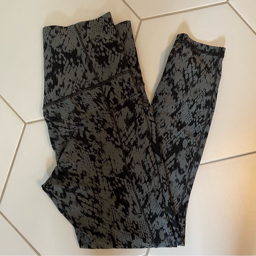 Athleta Small Salutation Stash II Printed 7/8 Tight Pocket Camo Black Gray